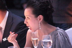 朱百万夫妇娱乐吃瓜,揭秘明星夫妻的甜蜜生活与幕后故事